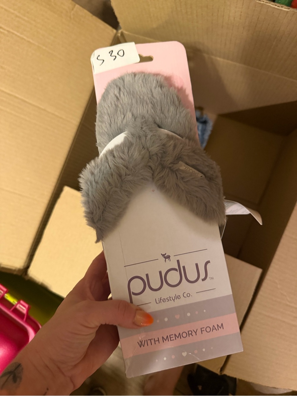 Women’s Size 6 Gray Plush Slipper with Memory Foam